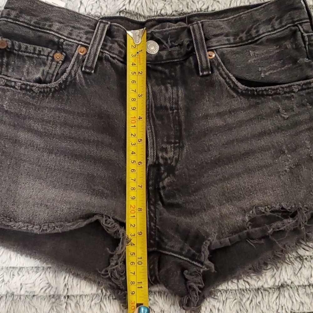 Distressed grayish black Levi's 501 jean shorts - Picture 10 of 10